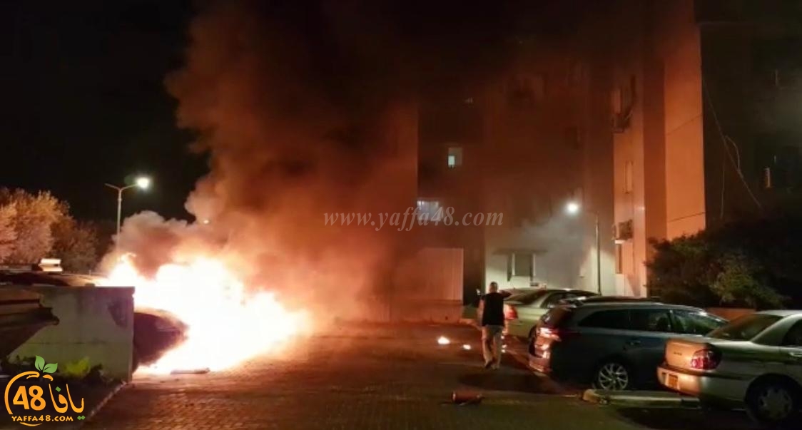 فيديو: اندلاع النيران بسيارات وشاحنات في مدينة اللد